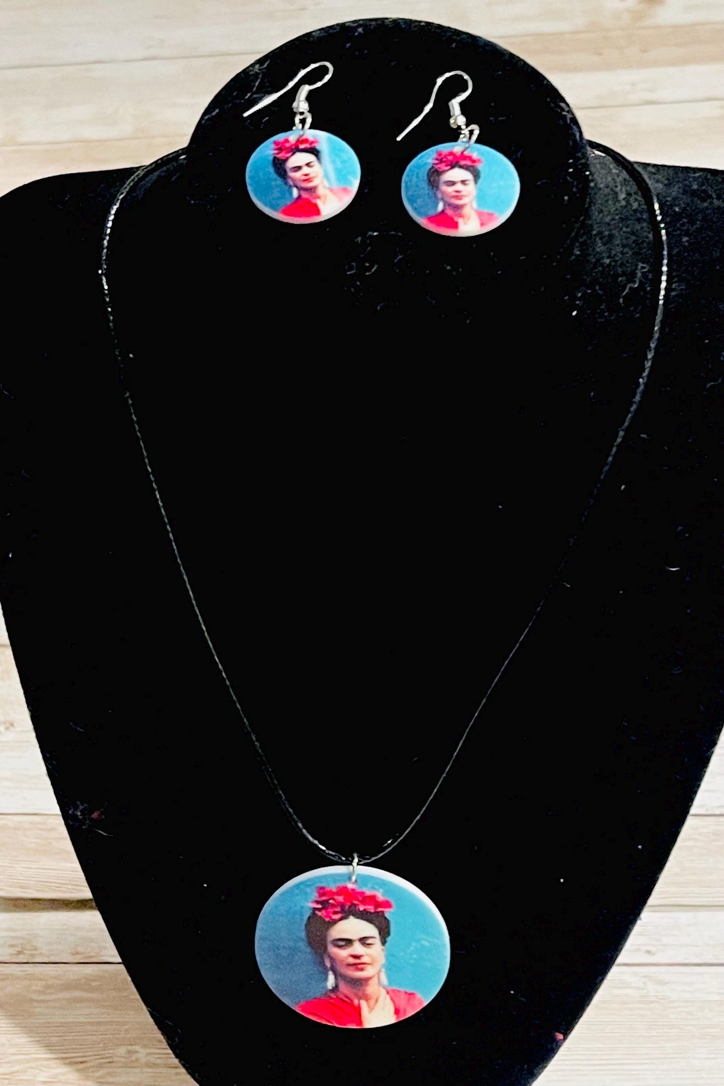 Frida Kahlo Set Purse/Bag Earrings and Necklace Crossbody Bag Set de Collar y Aretes de Frida y Bolsa Tipo Crossbody