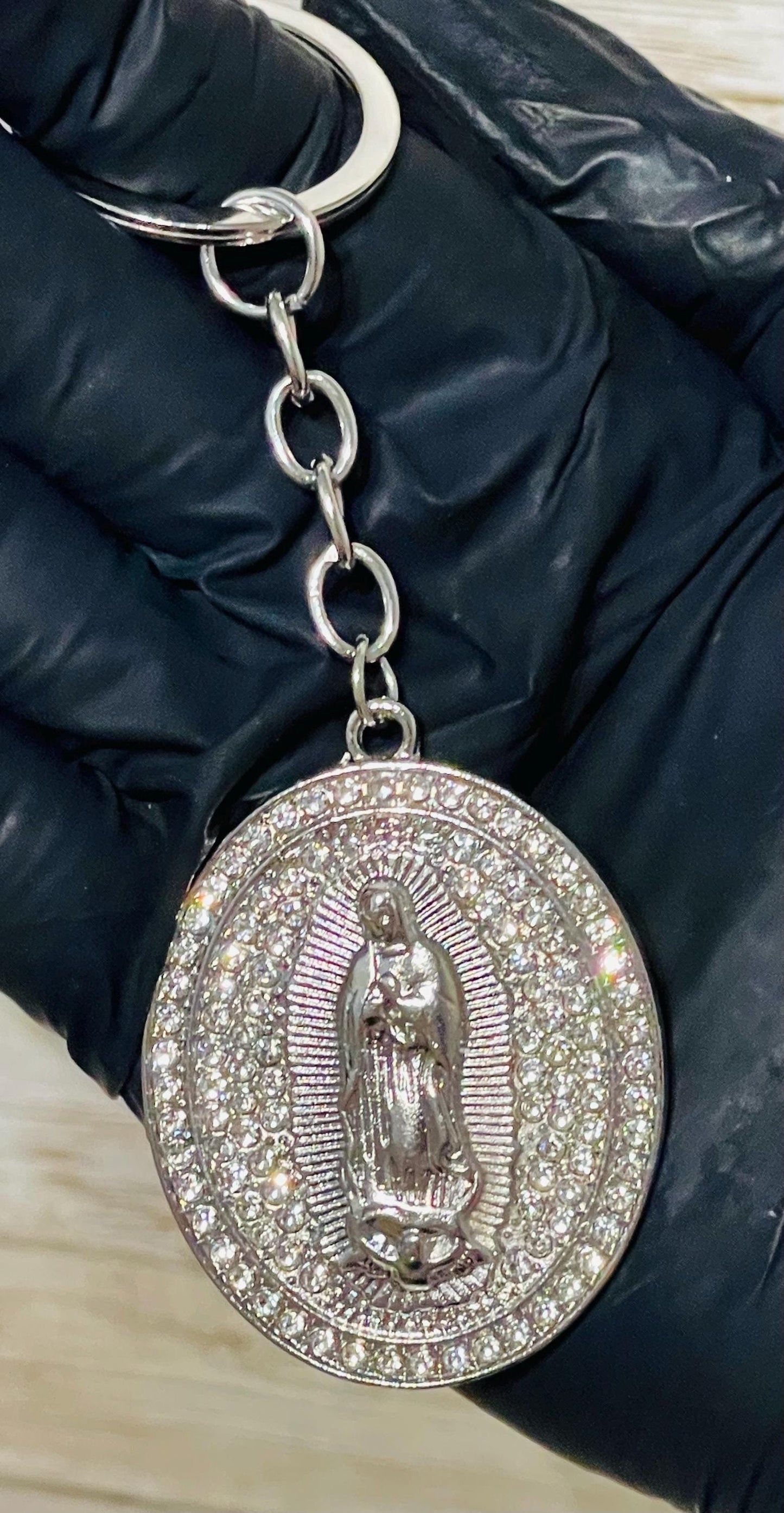 4x Virgin Mary Accessories 1 Bottle Opener 1 Ring Phone Grip 2 Keychains 4 Accesorios de La Virgen Maria 1 Destapador 1 Arillo 2 Llaveros