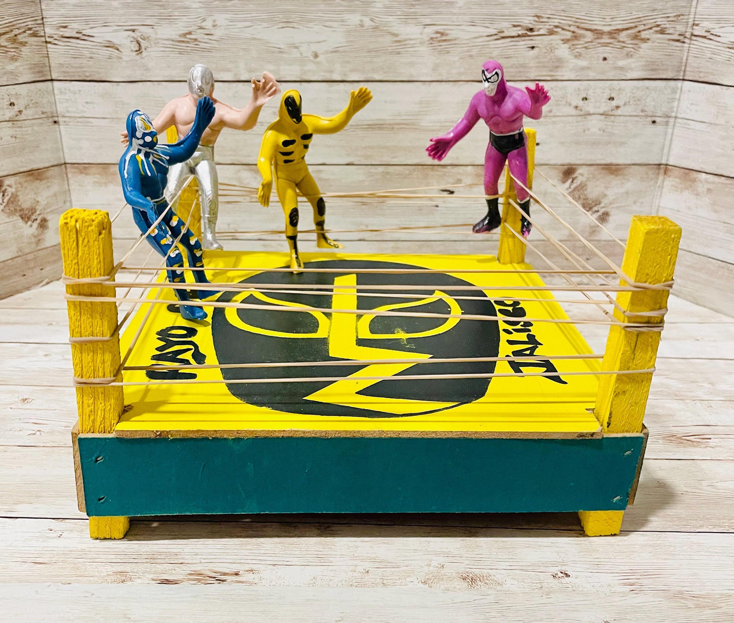 Mexican Lucha Libre Toy Wrestler Fighting Ring with 4 Luchadores Ring de Luchadores con 4 Figuras