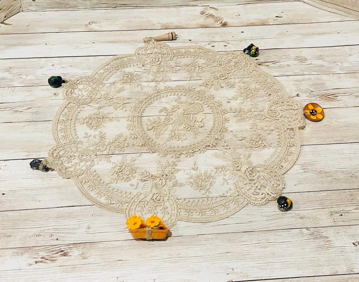 Mantelito de Encaje con Decoraciónes Cobertor Para Ollas Lace Cloth Placemat Pot Cover with Mini Mexican Accents