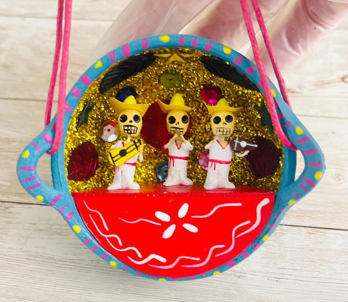 Nicho Mexicano De Catrinas en Cazuelita de Barro Mexican Sugar Skulls Catrina Displayed in Terra Cota Casserole