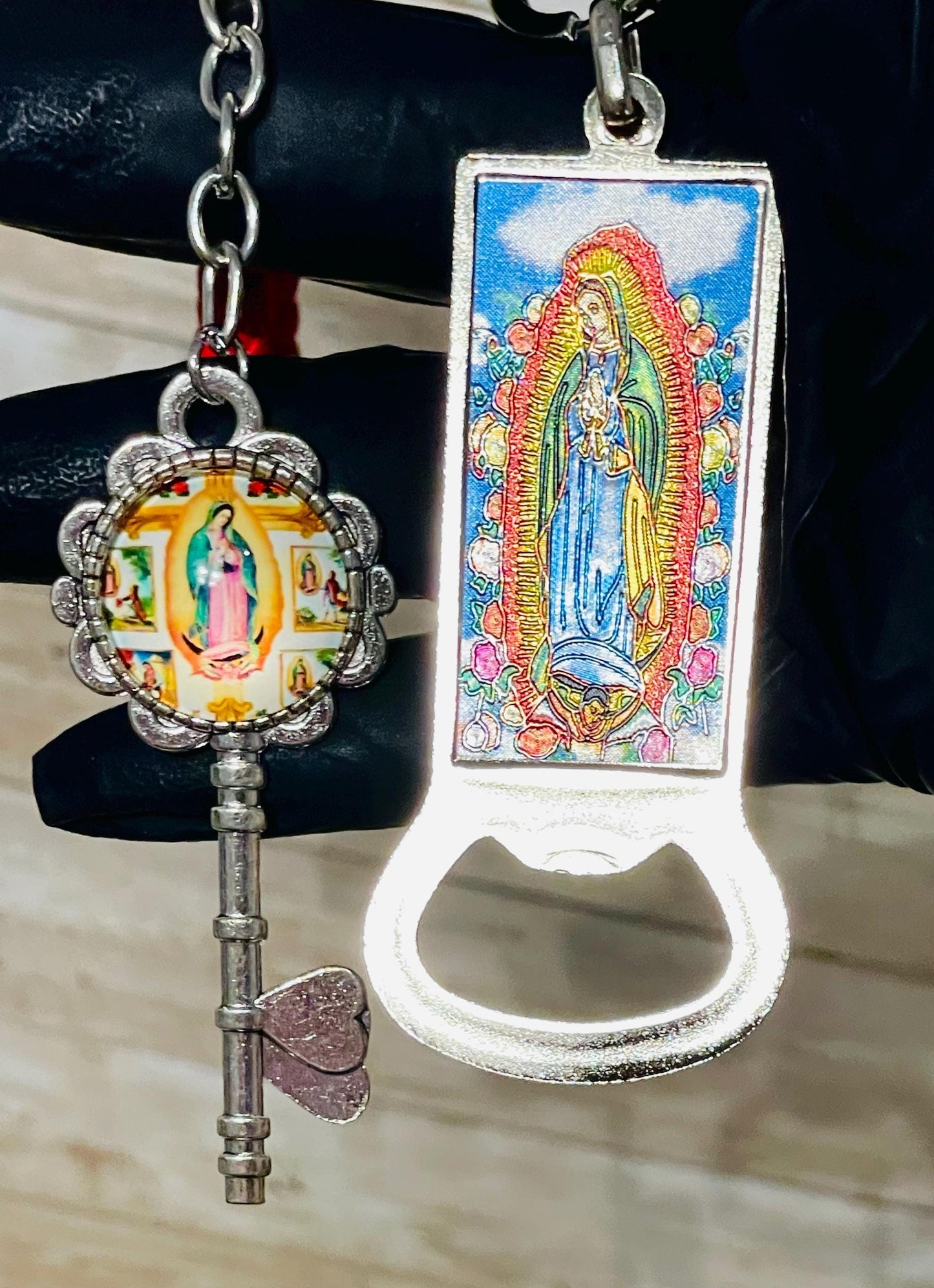 4x Virgin Mary Accessories 1 Bottle Opener 1 Ring Phone Grip 2 Keychains 4 Accesorios de La Virgen Maria 1 Destapador 1 Arillo 2 Llaveros