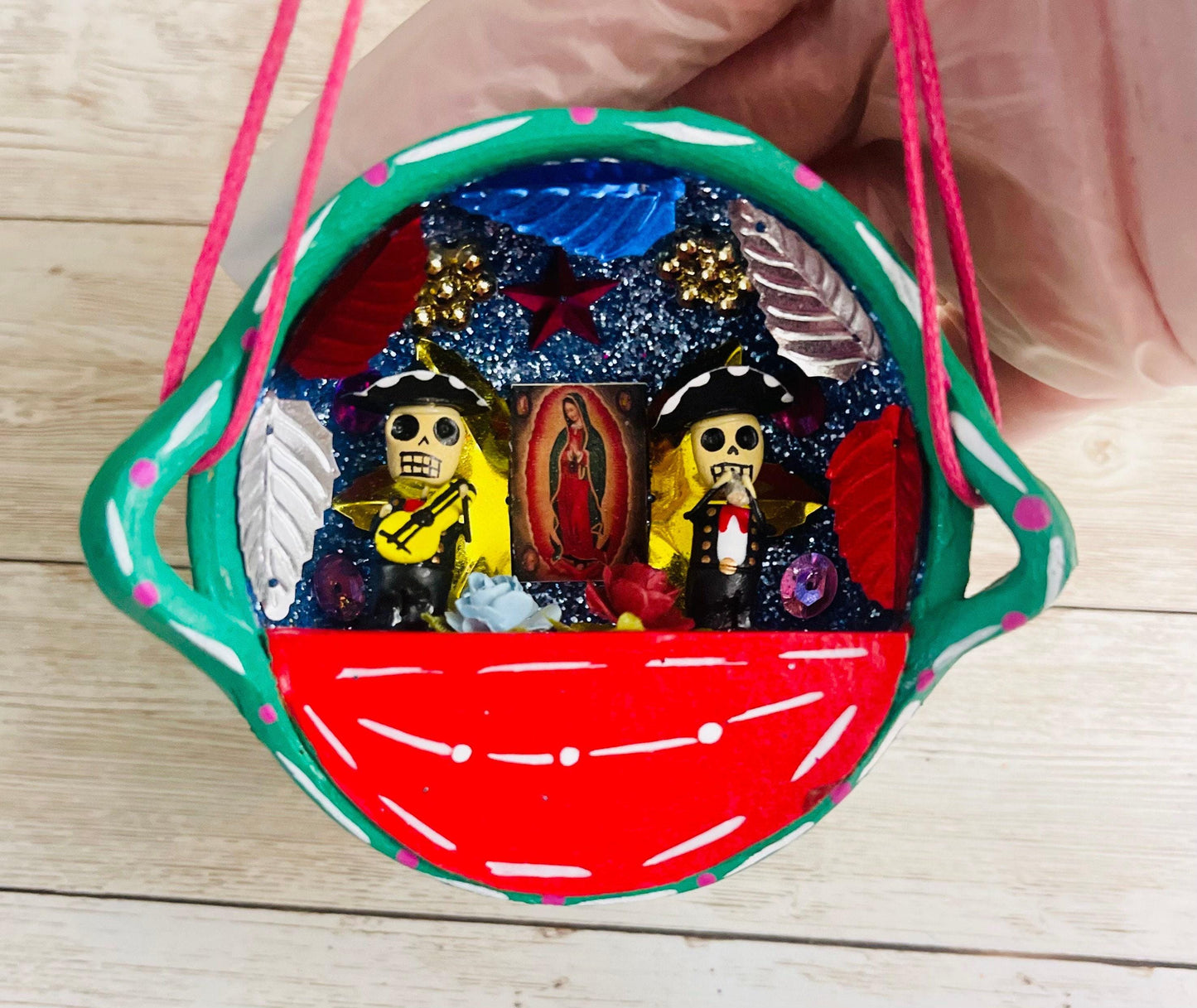 Nicho Mexicano De Catrinas en Cazuelita de Barro Mexican Sugar Skulls Catrina Displayed in Terra Cota Casserole
