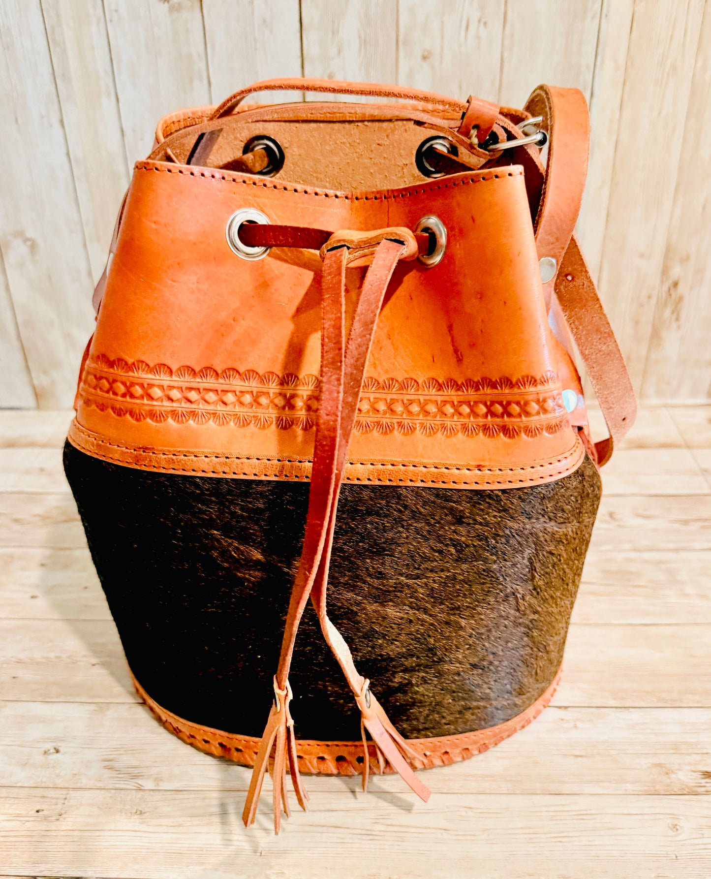 Cowhide Leather
Bucket Bag Handmade
Vaqueta Purse,
Western Bag Hair On Hide Handbag Mexican
Artisan Bag Bolsa
Vaqueta de Piel con
Pelo