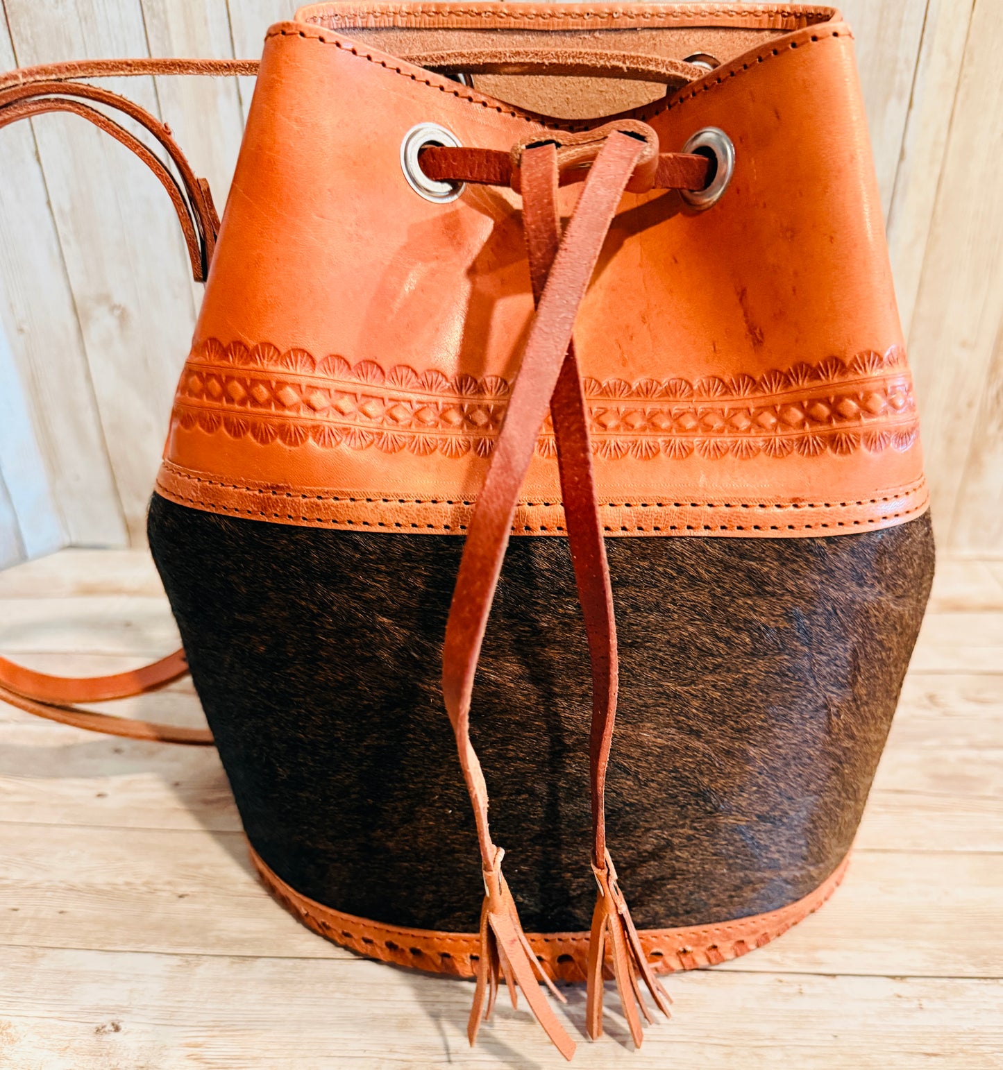 Cowhide Leather
Bucket Bag Handmade
Vaqueta Purse,
Western Bag Hair On Hide Handbag Mexican
Artisan Bag Bolsa
Vaqueta de Piel con
Pelo
