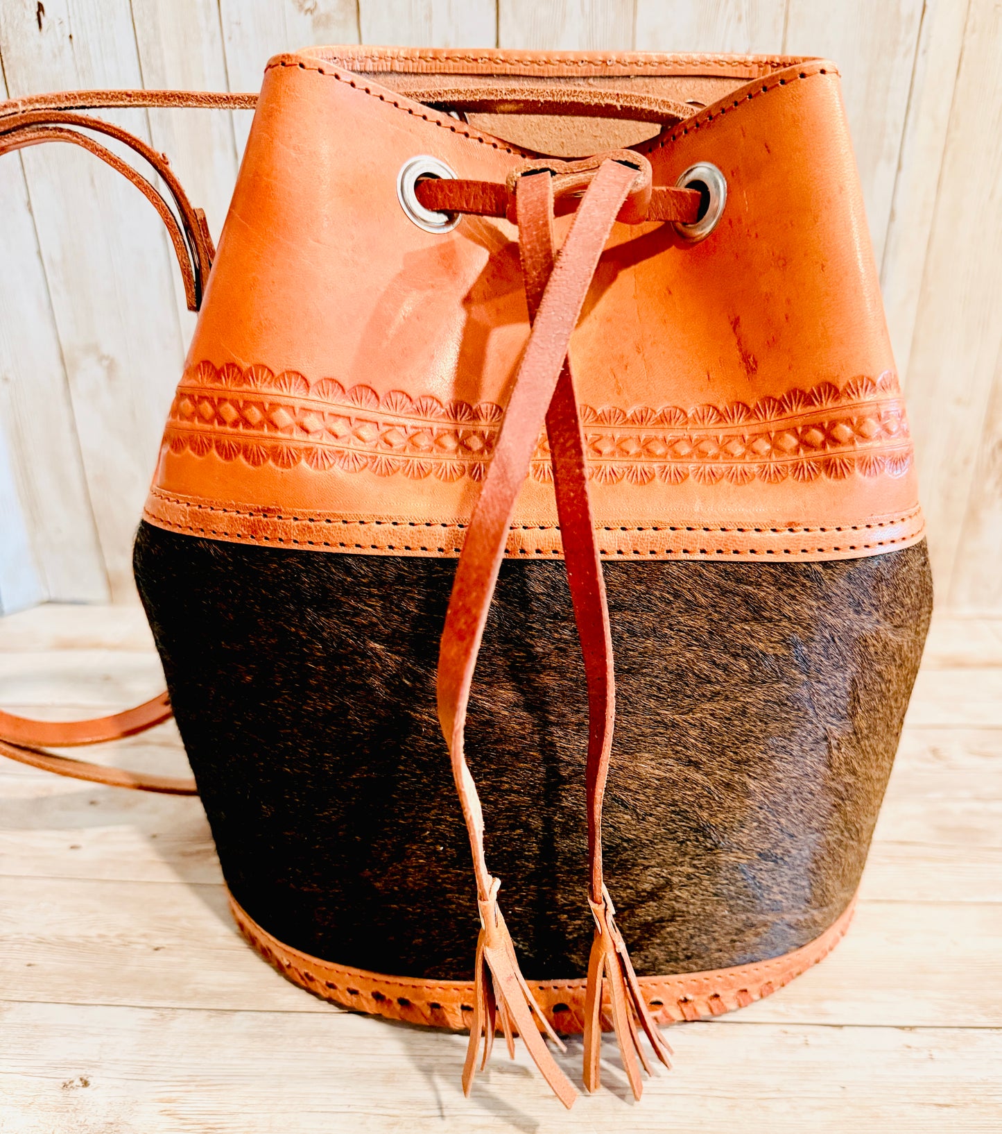 Cowhide Leather
Bucket Bag Handmade
Vaqueta Purse,
Western Bag Hair On Hide Handbag Mexican
Artisan Bag Bolsa
Vaqueta de Piel con
Pelo