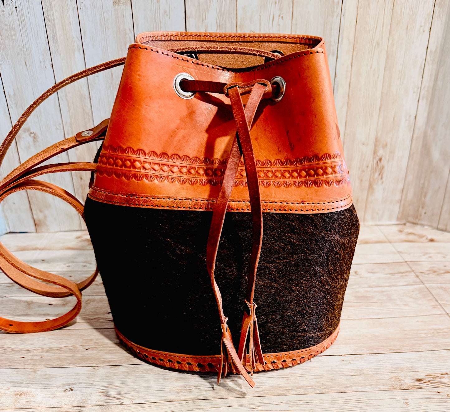 Cowhide Leather
Bucket Bag Handmade
Vaqueta Purse,
Western Bag Hair On Hide Handbag Mexican
Artisan Bag Bolsa
Vaqueta de Piel con
Pelo