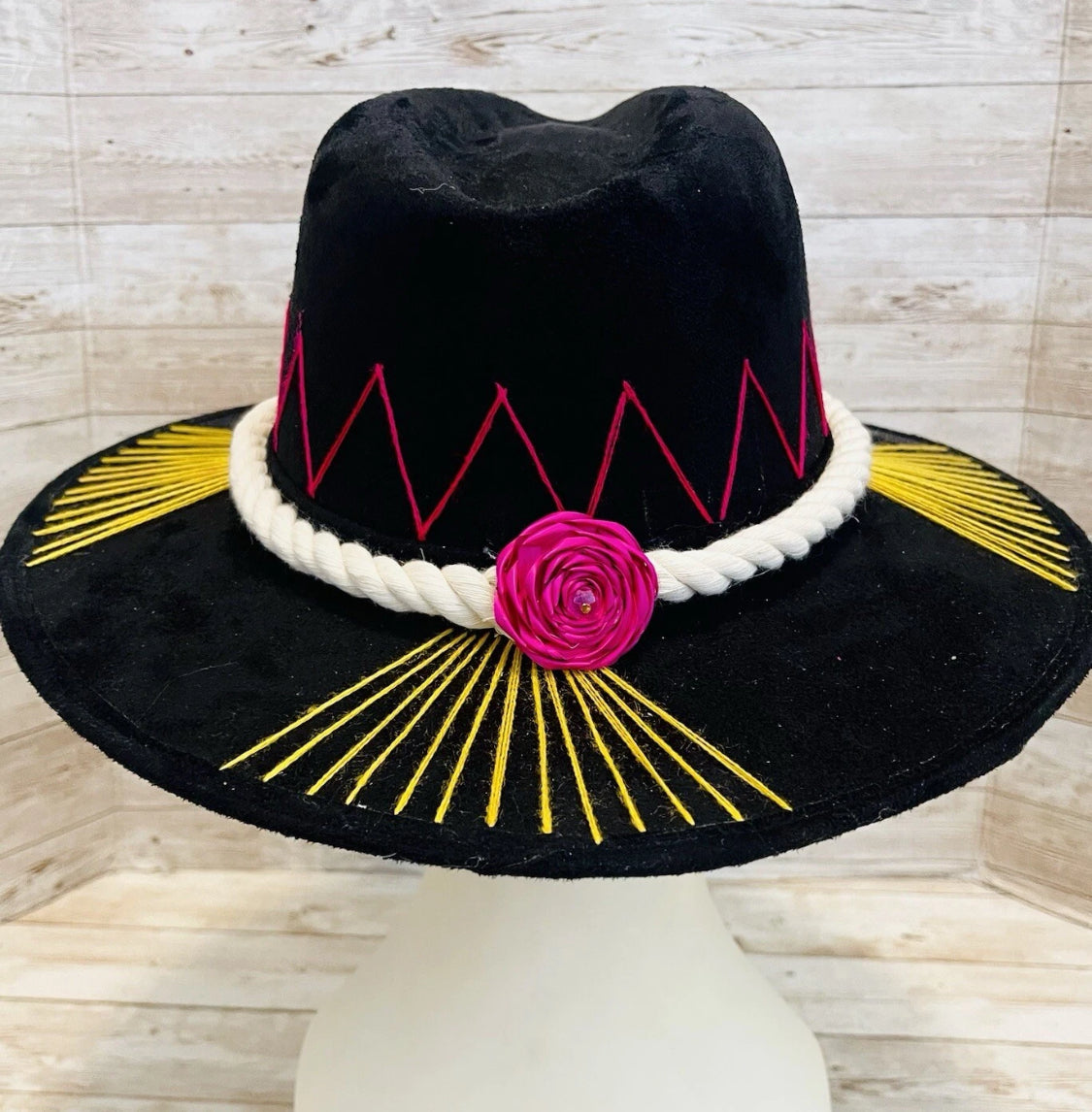 Classic Embroidered Panama Style Hat Medium Sombrero Clásico Tipo Panama con Bordado Fino