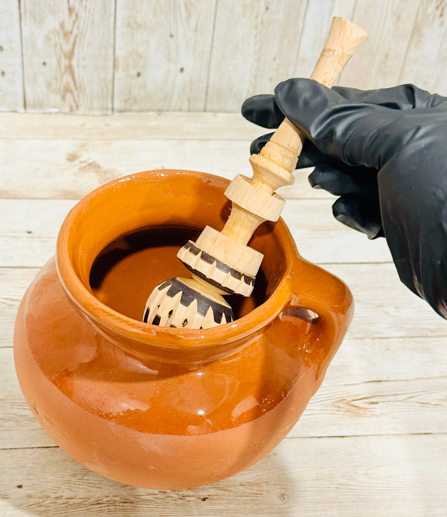 Olla de Barro Chocolatera con 1 Molinillo de Madera Terra Cota Hot Chocolote Pot with 1 Wood Molinillo Grinder
