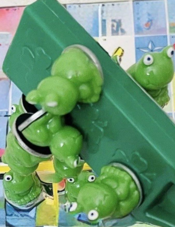 50 Froggy Filler Bingo Chips with Wand and Container 50 Ranitas para Cartas de Bingo con Pala Magnetica y Corcholata