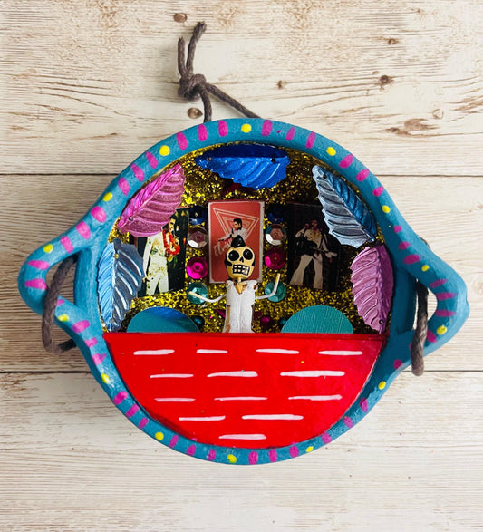 Nicho Mexicano De Catrinas en Cazuelita de Barro Mexican Sugar Skulls Catrina Displayed in Terra Cota Casserole