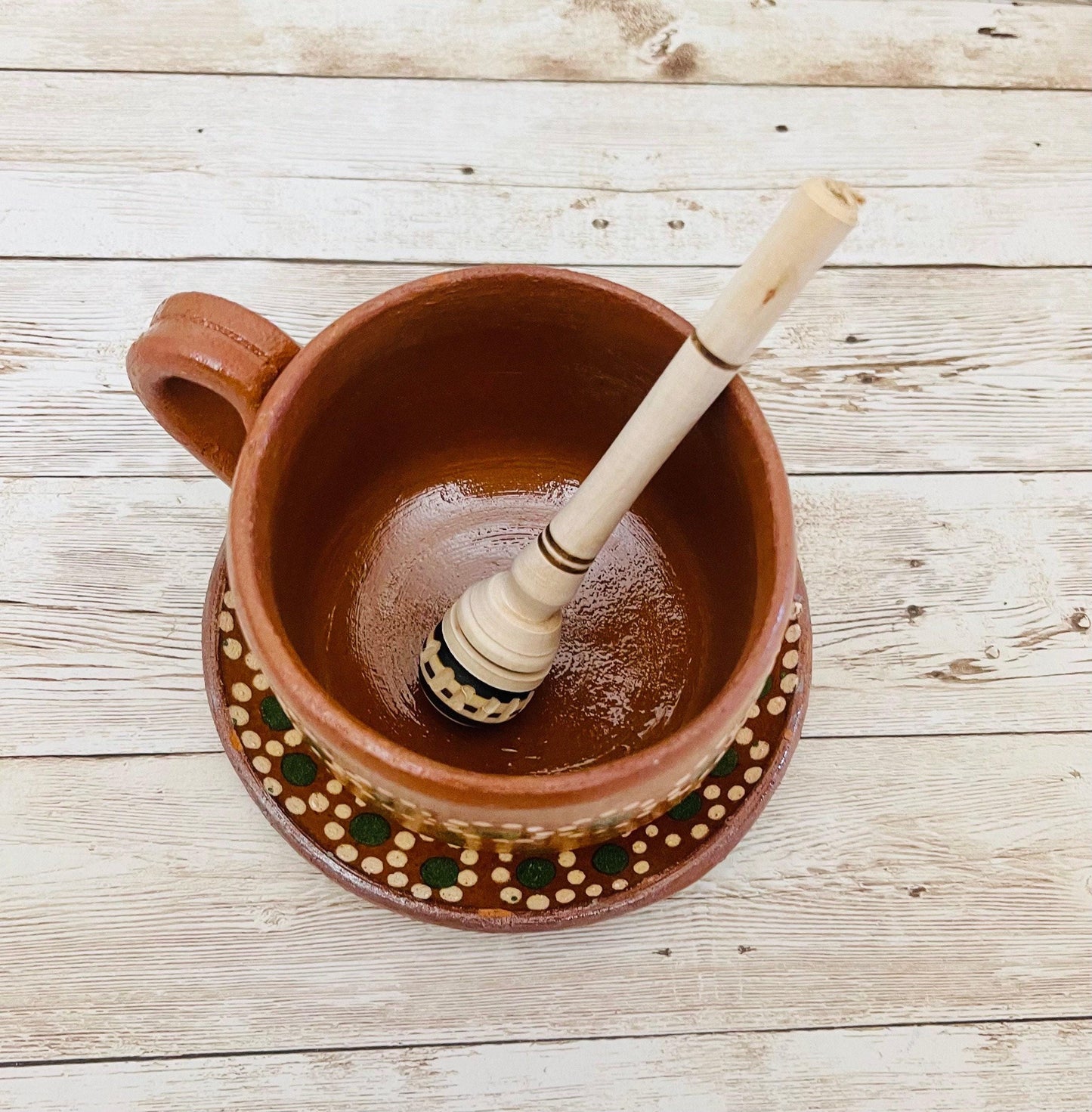 Taza de Barro y Plato con Molinillo y Cuchara de Madera Chica Terra Cota Mug with Plate & Small Wood Spoon and Stirrer for Mug