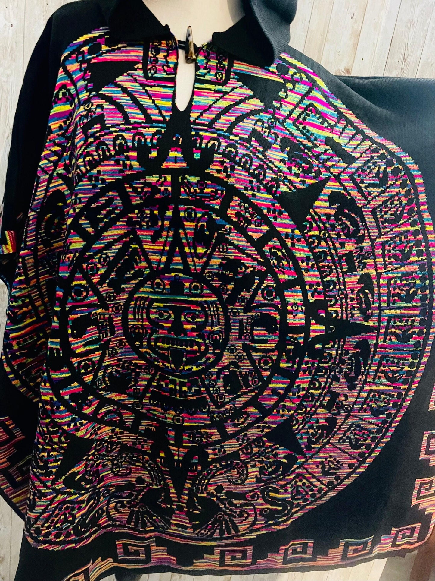 Gavan Poncho Mexicano Calendario Azteca con Gorro Aztec Calendar Mexican Poncho with Hoodie