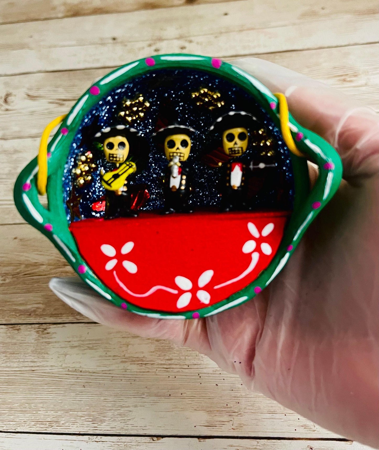 Nicho Mexicano De Catrinas en Cazuelita de Barro Mexican Sugar Skulls Catrina Displayed in Terra Cota Casserole