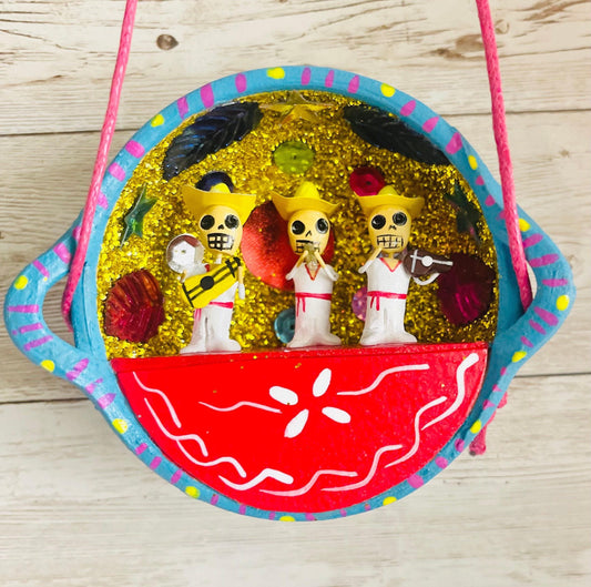 Nicho Mexicano De Catrinas en Cazuelita de Barro Mexican Sugar Skulls Catrina Displayed in Terra Cota Casserole