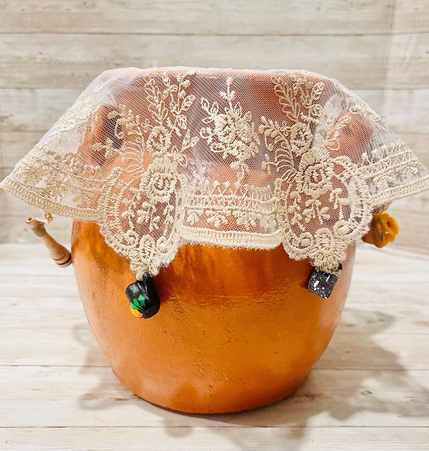 Olla de Barro con Cobertor de Encaje con Decorativos Mexicanos Mexican 2 Liter Clay Pot with Lace Cloth Cover and Mini Mexican Accents