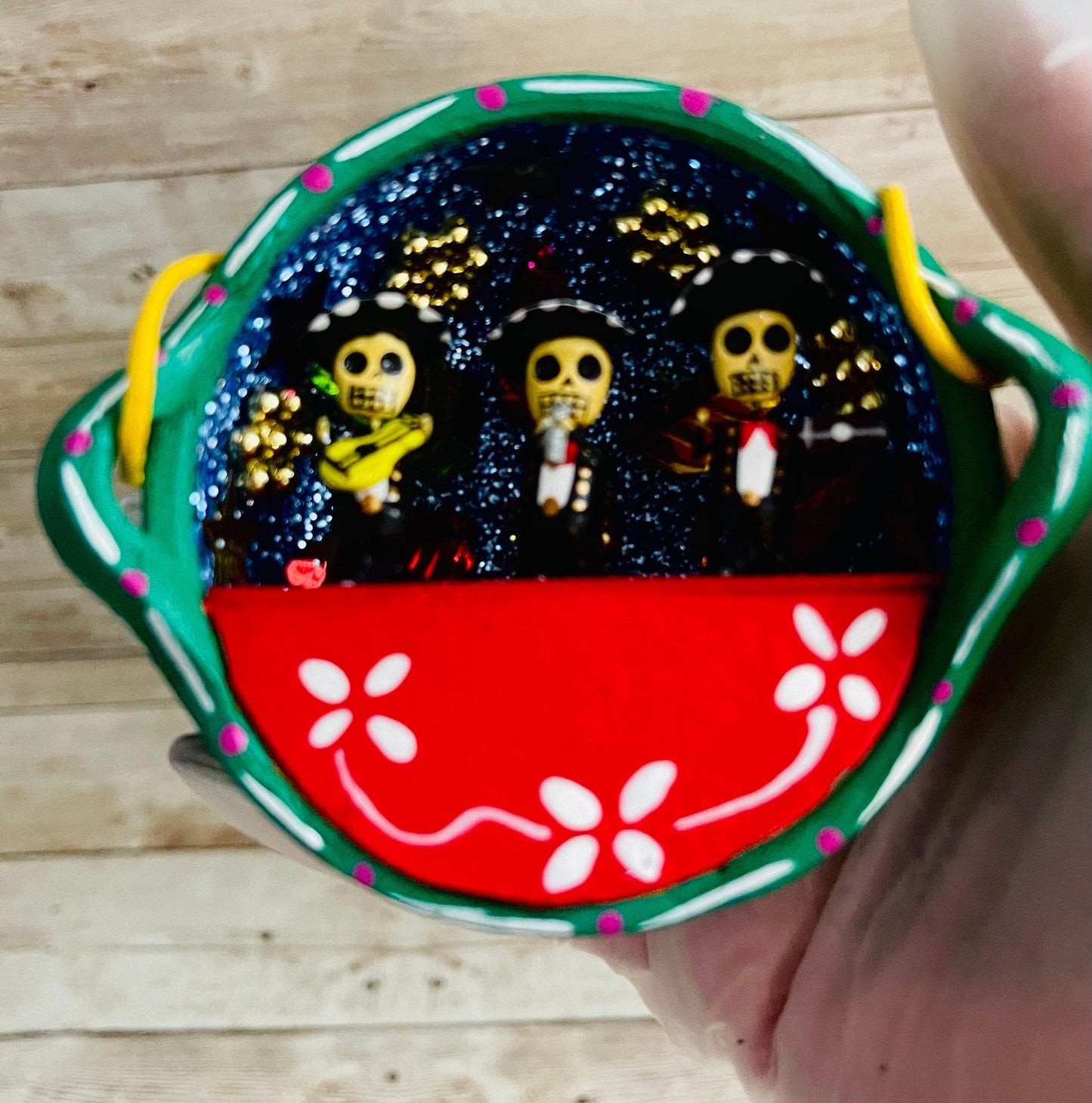 Nicho Mexicano De Catrinas en Cazuelita de Barro Mexican Sugar Skulls Catrina Displayed in Terra Cota Casserole