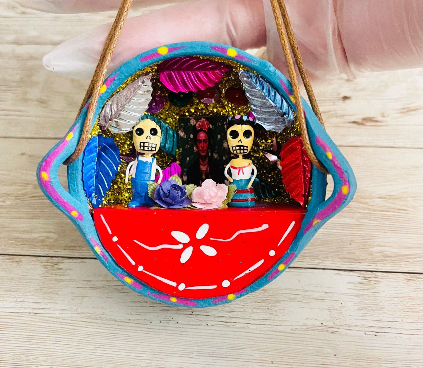 Nicho Mexicano De Catrinas en Cazuelita de Barro Mexican Sugar Skulls Catrina Displayed in Terra Cota Casserole