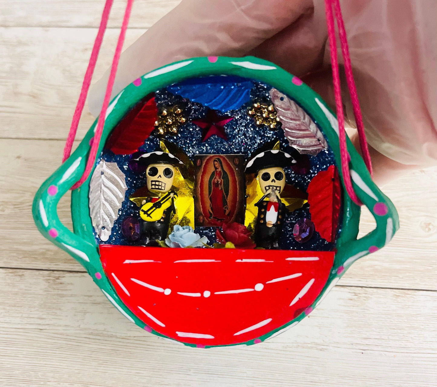 Nicho Mexicano De Catrinas en Cazuelita de Barro Mexican Sugar Skulls Catrina Displayed in Terra Cota Casserole