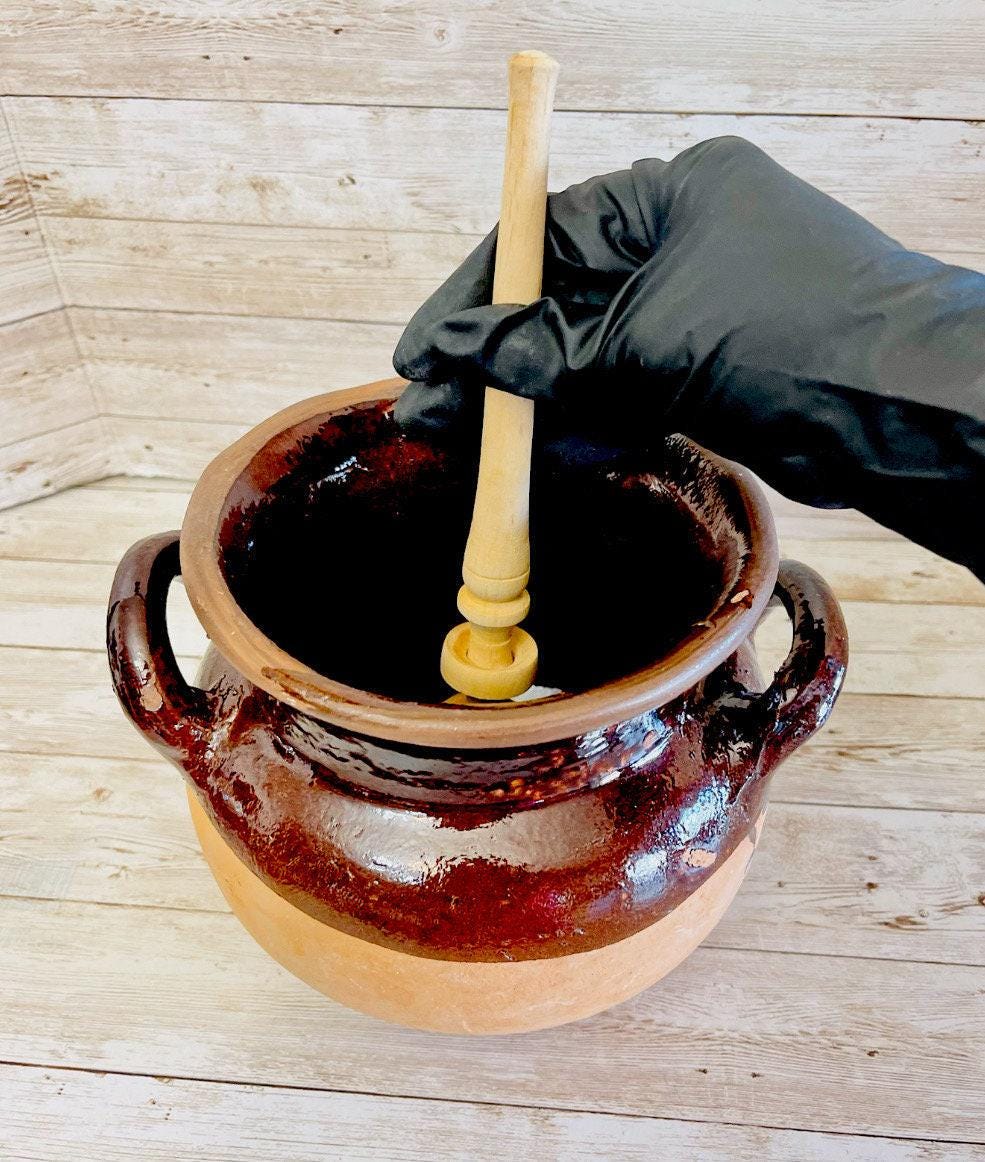 Taza/Olla Barro Vidriado Chocolatera y 1 Molinillo  Madera Terra Cota Hot Chocolote Personal Cup 5 in. Tall & 1 Wood Hot Chocolate Grinder