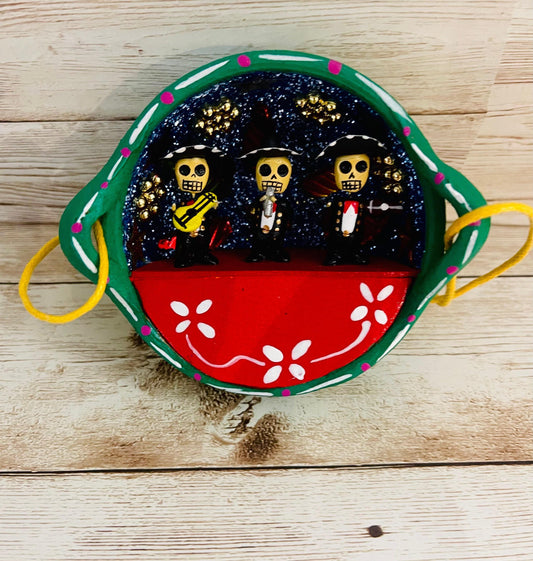 Nicho Mexicano De Catrinas en Cazuelita de Barro Mexican Sugar Skulls Catrina Displayed in Terra Cota Casserole