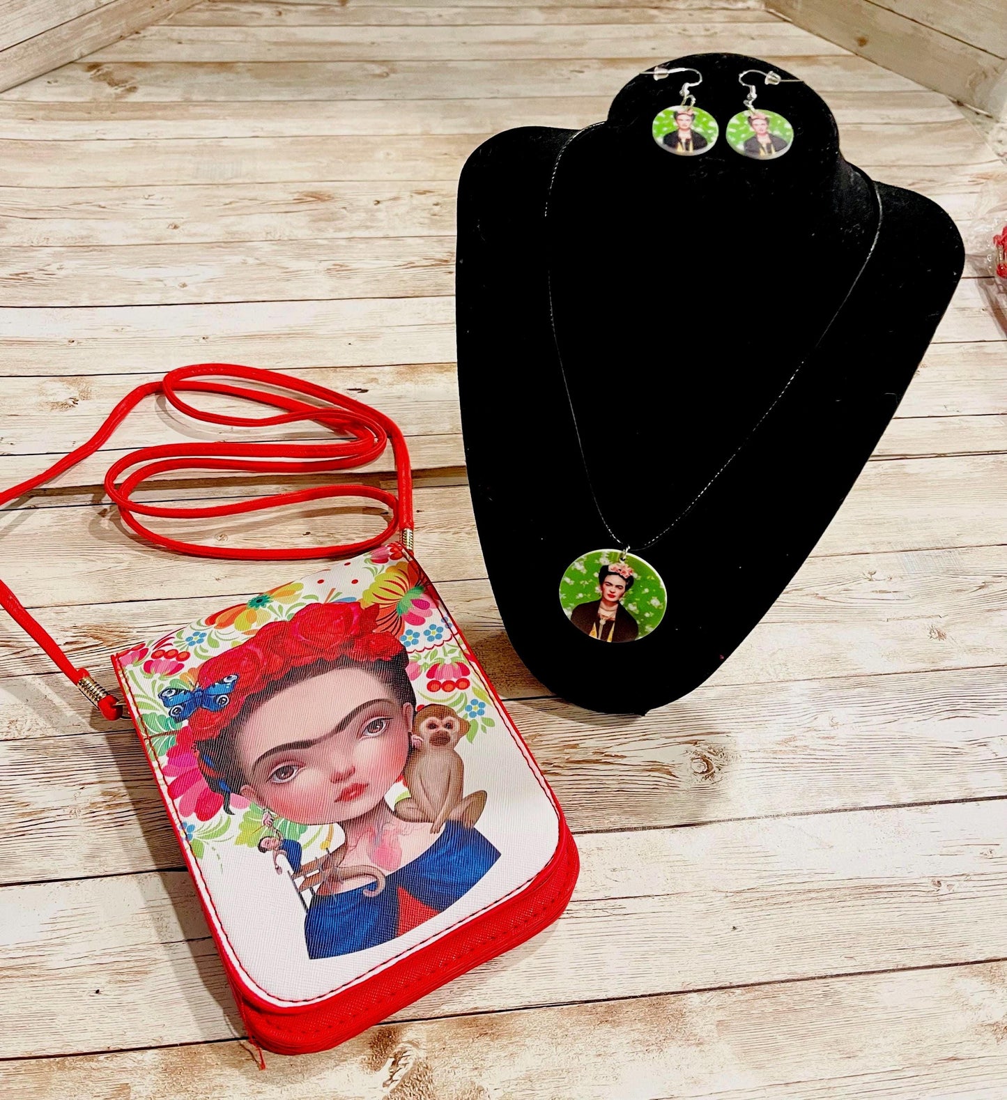 Frida Kahlo Set Purse/Bag Earrings and Necklace Crossbody Bag Set de Collar y Aretes de Frida y Bolsa Tipo Crossbody