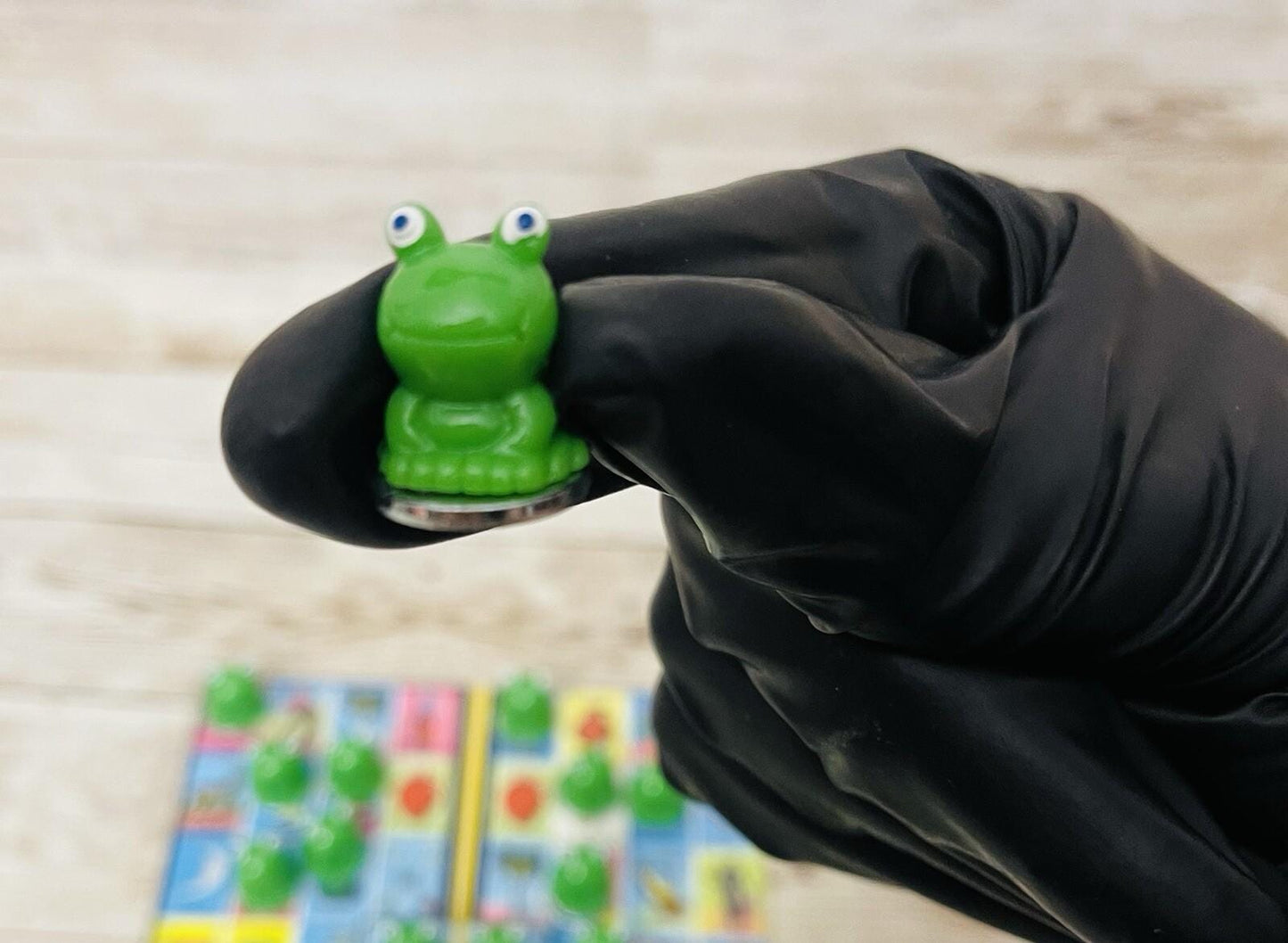 50 Froggy Filler Bingo Chips with Wand and Container 50 Ranitas para Cartas de Bingo con Pala Magnetica y Corcholata