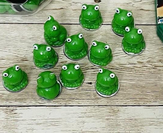 50 Froggy Filler Bingo Chips with Wand and Container 50 Ranitas para Cartas de Bingo con Pala Magnetica y Corcholata
