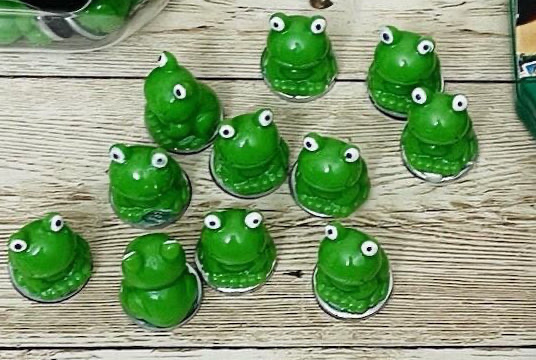 Loteria Set 50 Fichas de Ranitas con Pala Magnética y Corcholata 50 Froggy Filler Bingo Card Chips with Magnetic Wand and Container