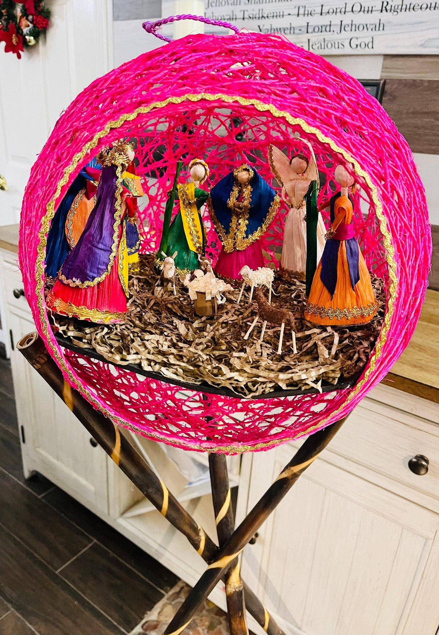 Handmade Mexican Nativity Corn Husk Set in an Ornament Corn  Nacimiento Navideño Mexicano de Hoja de Maiz en Una Esfera