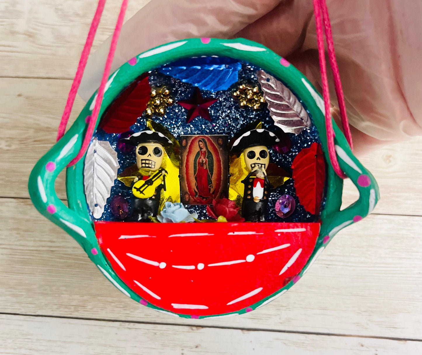 Nicho Mexicano De Catrinas en Cazuelita de Barro Mexican Sugar Skulls Catrina Displayed in Terra Cota Casserole