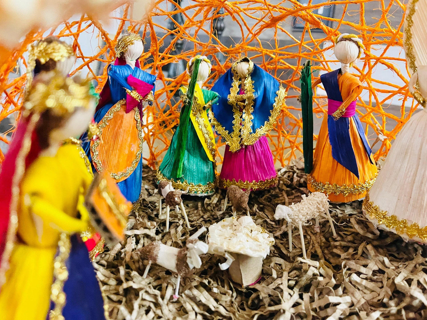 Handmade Mexican Nativity Corn Husk Set in an Ornament Corn  Nacimiento Navideño Mexicano de Hoja de Maiz en Una Esfera