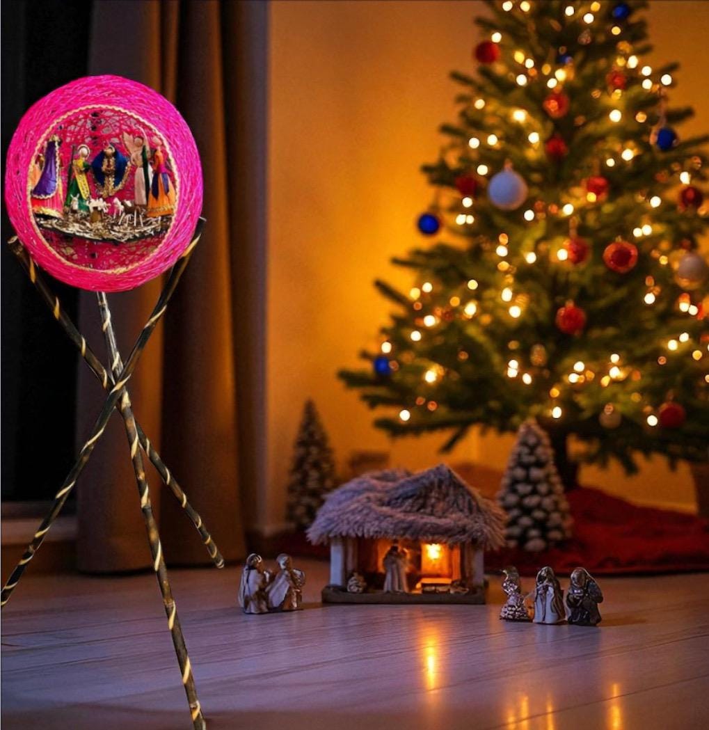 Handmade Mexican Nativity Corn Husk Set in an Ornament Corn  Nacimiento Navideño Mexicano de Hoja de Maiz en Una Esfera
