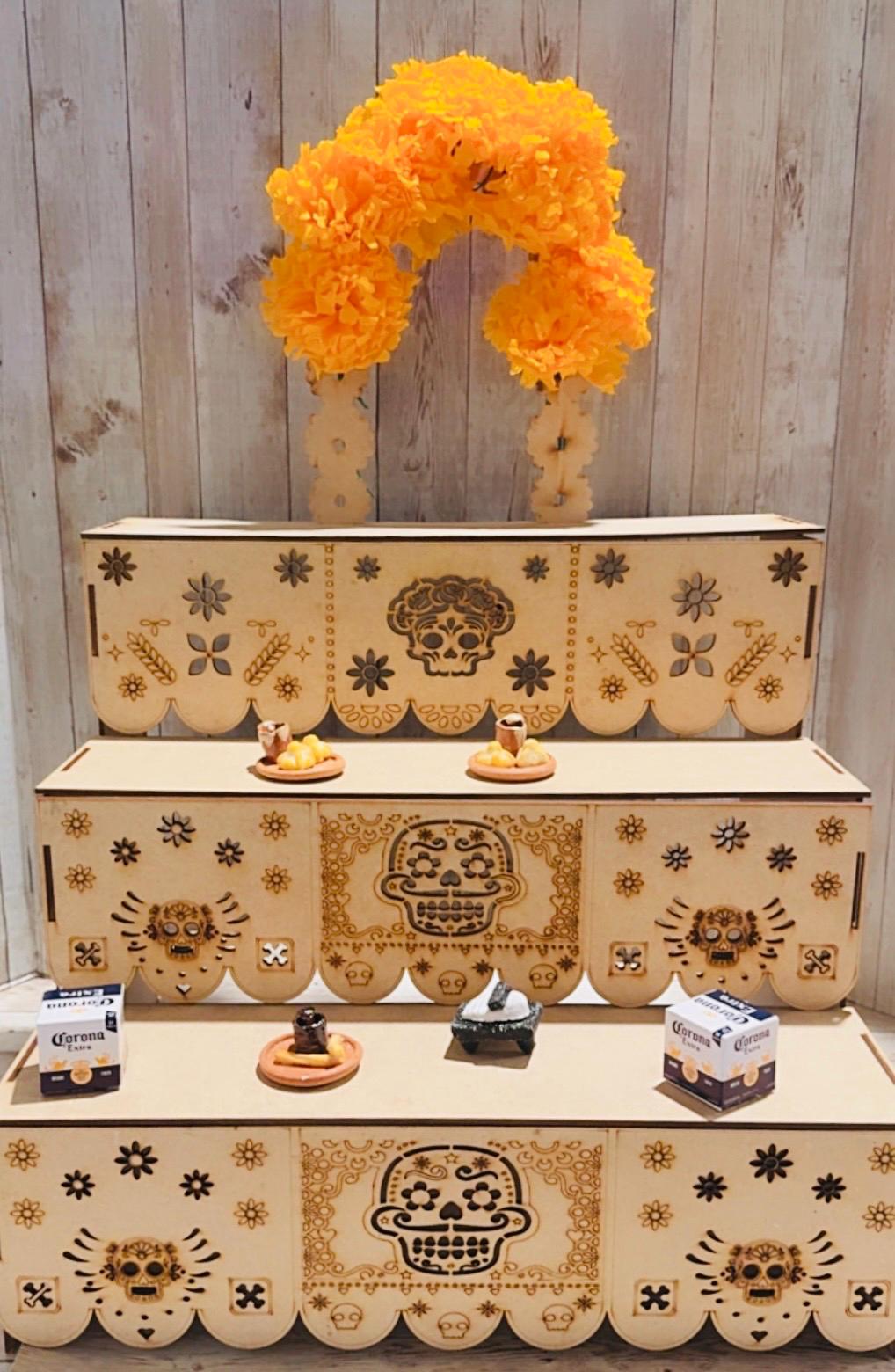 Altar de Ofrenda para Dia De Los Muertos de Madera con Flores y Accesorios  Day of the Dead Wood Offering Altar with Flowers and Accessories