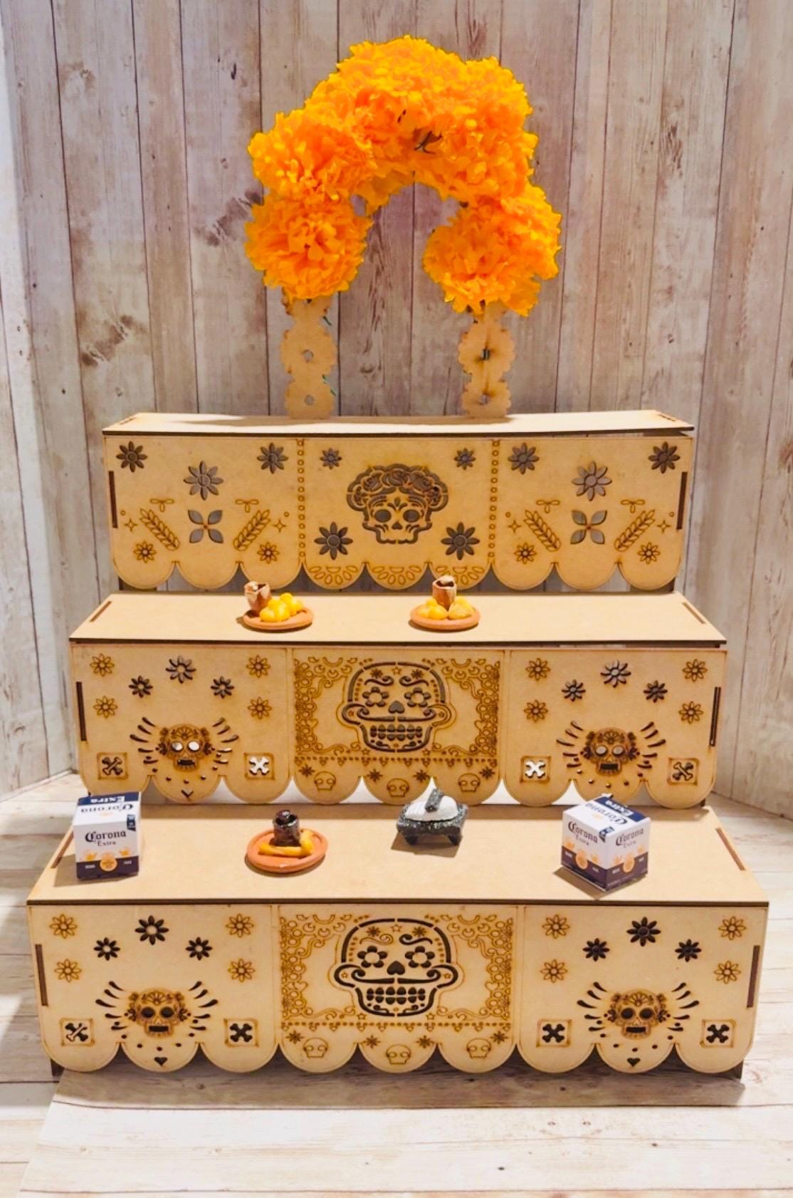 Altar de Ofrenda para Dia De Los Muertos de Madera con Flores y Accesorios  Day of the Dead Wood Offering Altar with Flowers and Accessories