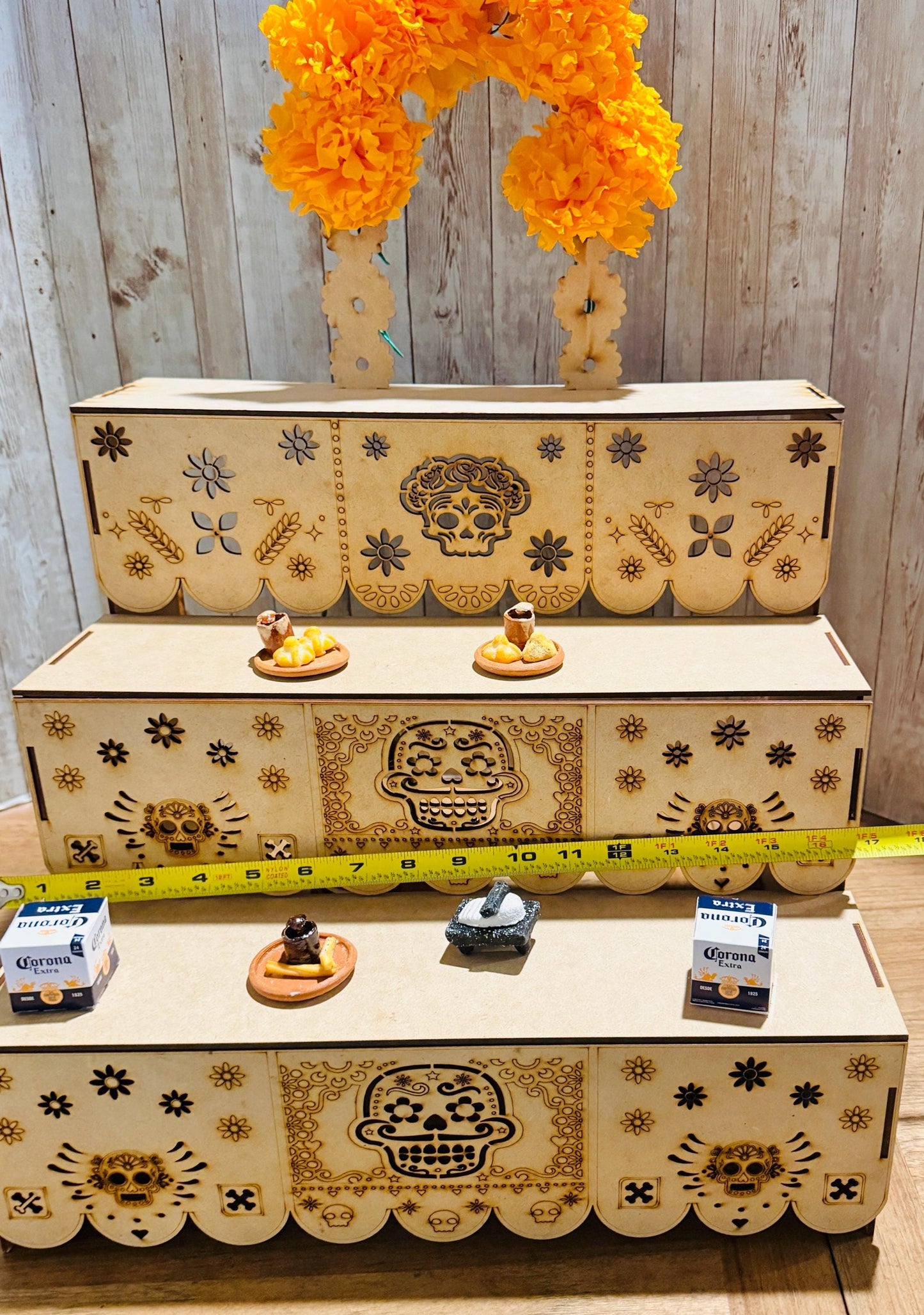 Altar de Ofrenda para Dia De Los Muertos de Madera con Flores y Accesorios  Day of the Dead Wood Offering Altar with Flowers and Accessories