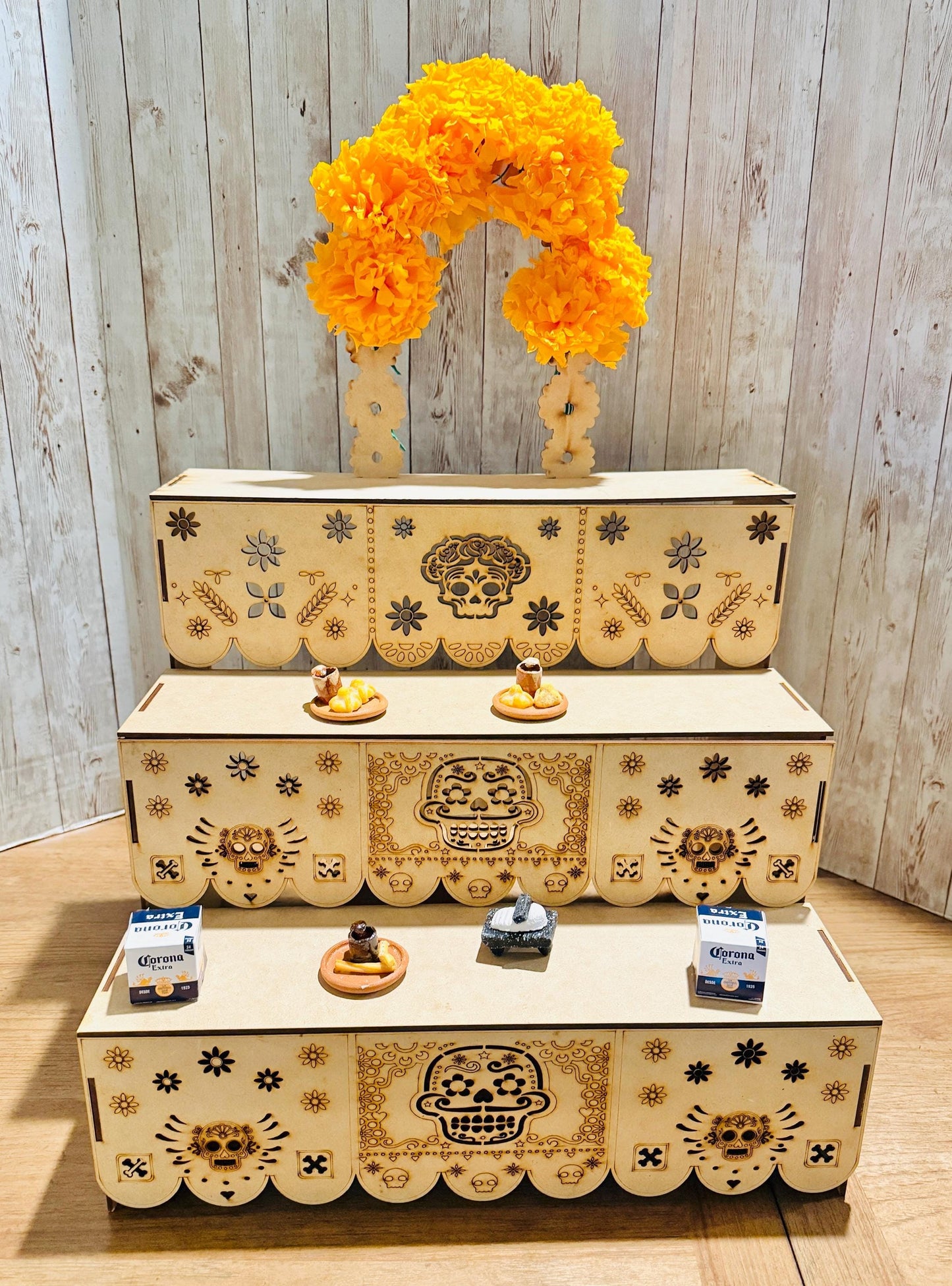 Altar de Ofrenda para Dia De Los Muertos de Madera con Flores y Accesorios  Day of the Dead Wood Offering Altar with Flowers and Accessories