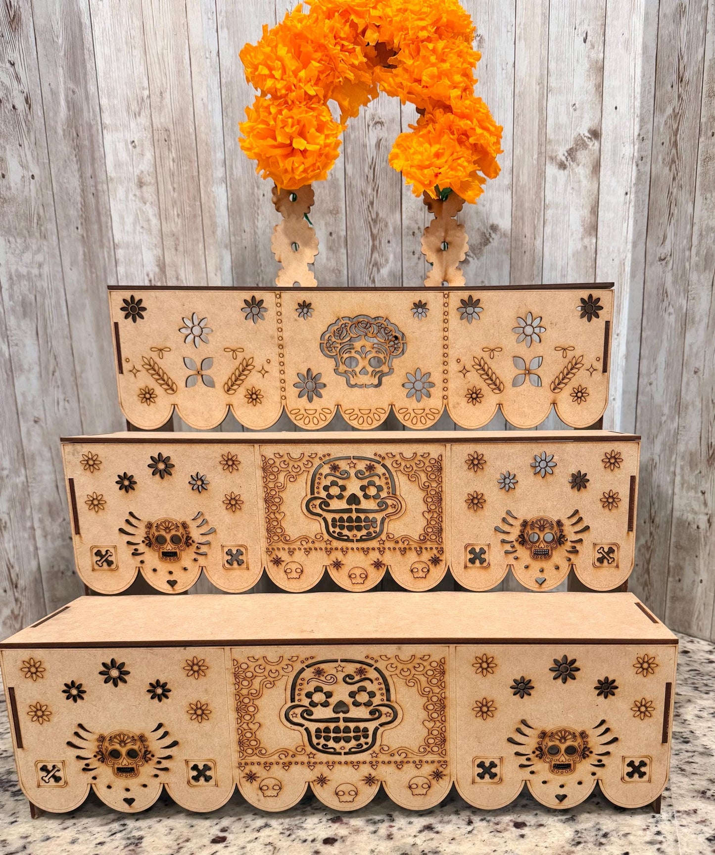 Altar de Ofrenda para Dia De Los Muertos de Madera con Flores y Accesorios  Day of the Dead Wood Offering Altar with Flowers and Accessories