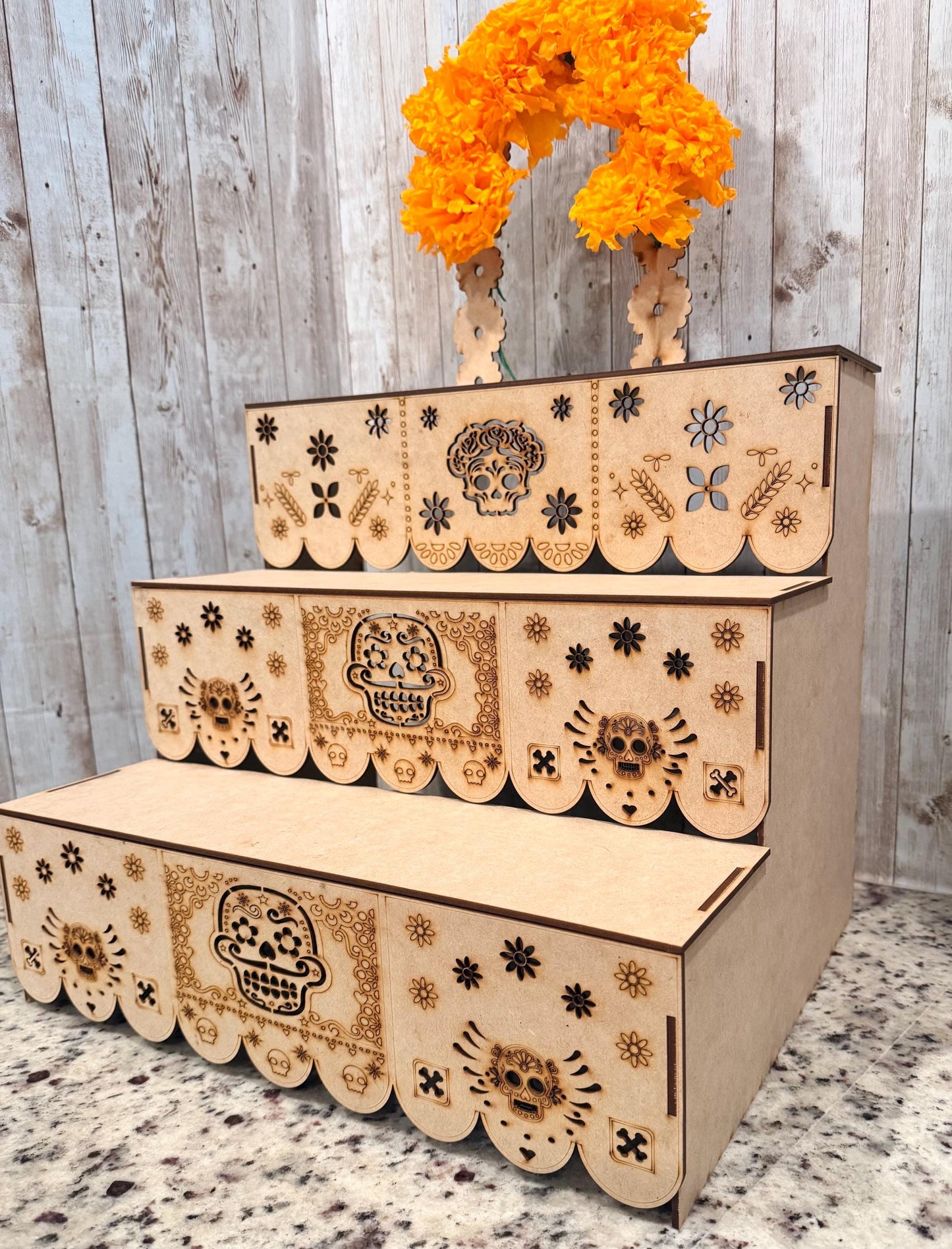 Altar de Ofrenda para Dia De Los Muertos de Madera con Flores y Accesorios  Day of the Dead Wood Offering Altar with Flowers and Accessories