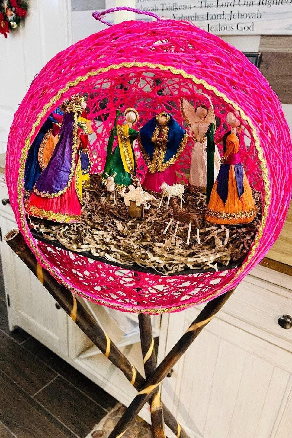 Handmade Mexican Nativity Corn Husk Set in an Ornament Corn  Nacimiento Navideño Mexicano de Hoja de Maiz en Una Esfera