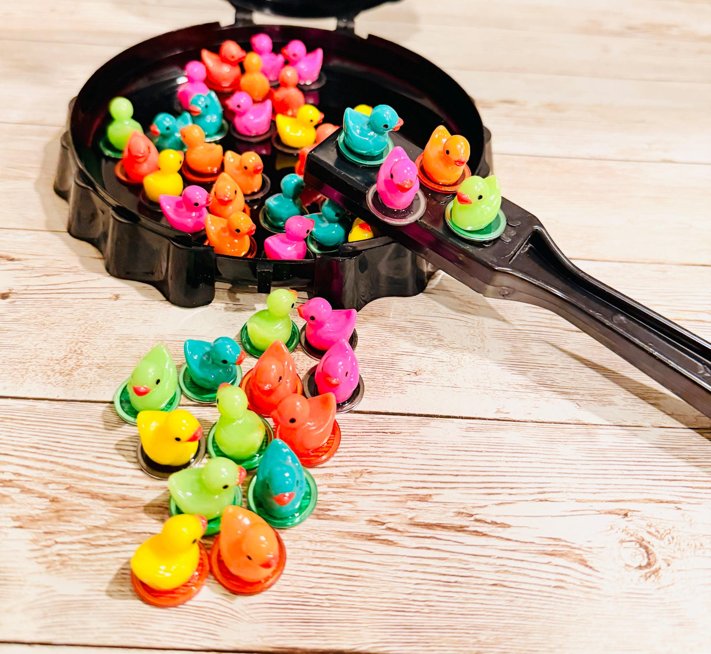 Fichas de Patitos con Pala Magnética y Corcholata Resin Colorful Filler Cards Duckies Chips with Magnetic Wand and Container