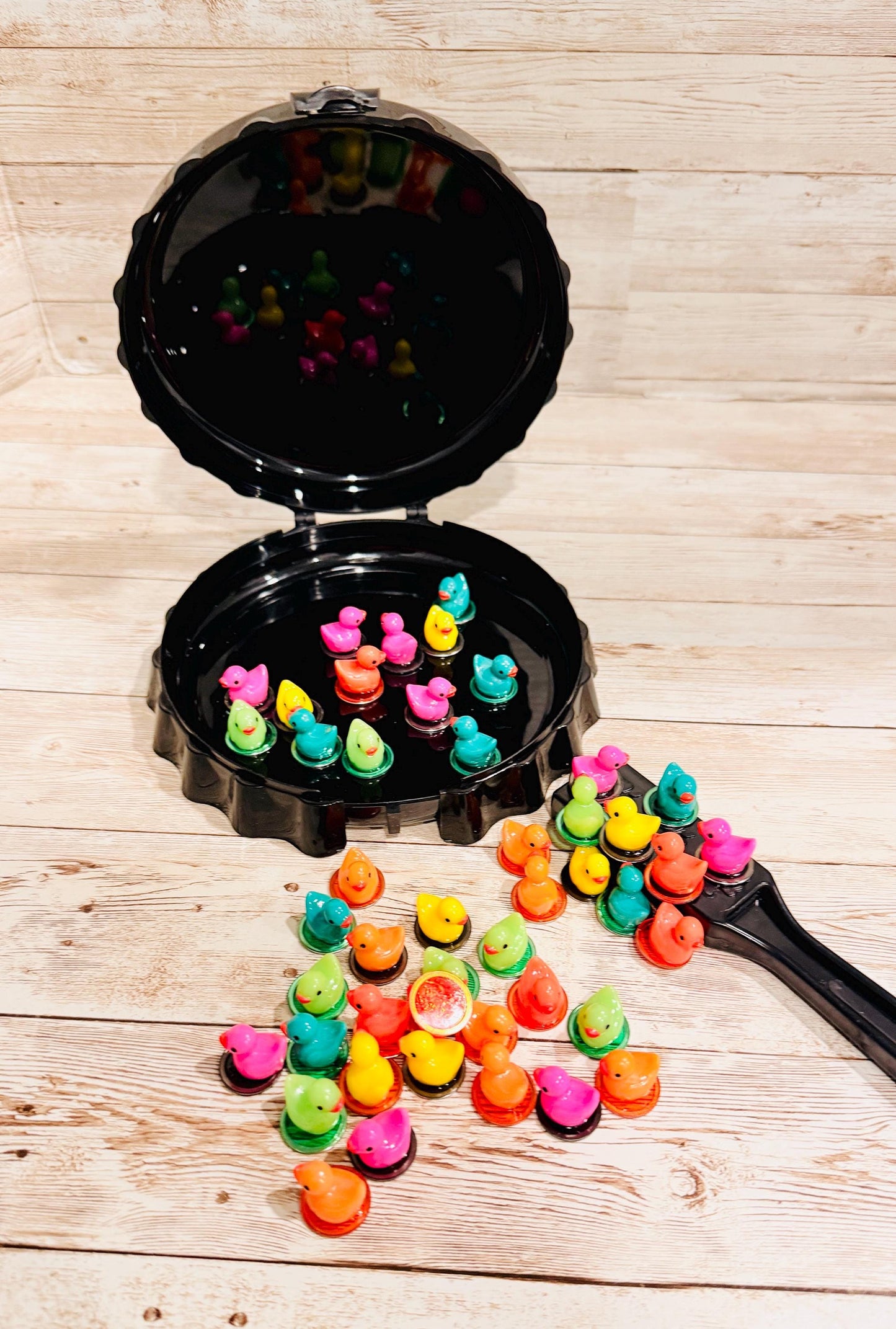 Fichas de Patitos con Pala Magnética y Corcholata Resin Colorful Filler Cards Duckies Chips with Magnetic Wand and Container