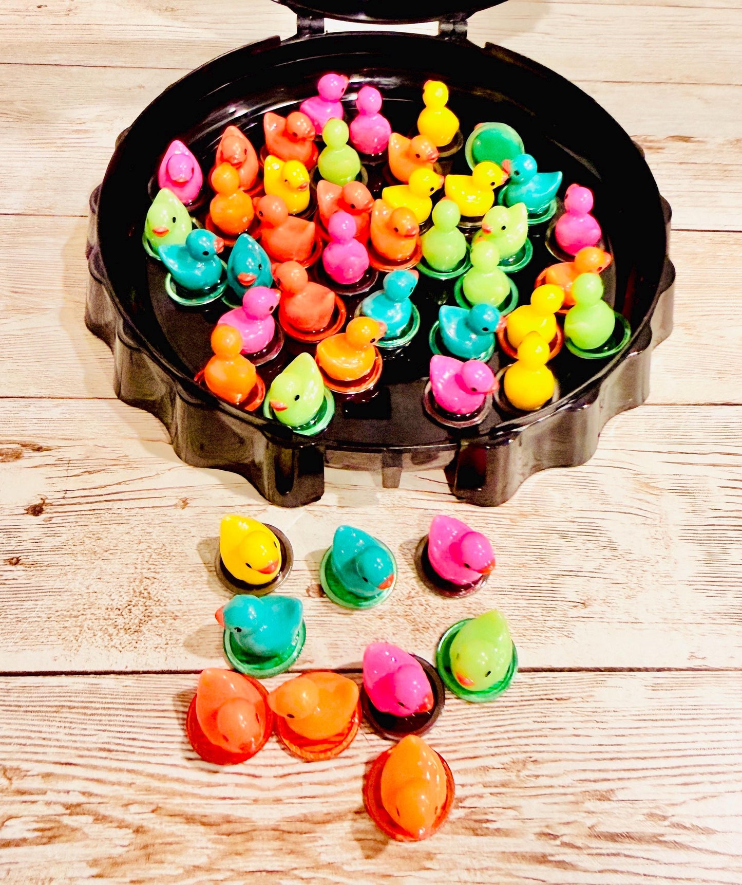 Fichas de Patitos con Pala Magnética y Corcholata Resin Colorful Filler Cards Duckies Chips with Magnetic Wand and Container