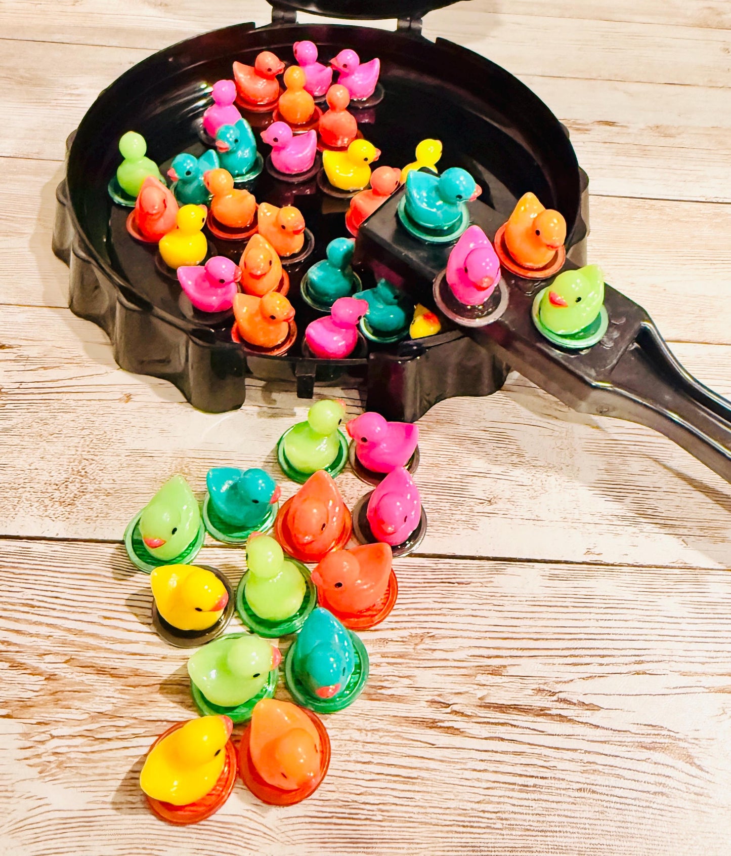 Fichas de Patitos con Pala Magnética y Corcholata Resin Colorful Filler Cards Duckies Chips with Magnetic Wand and Container