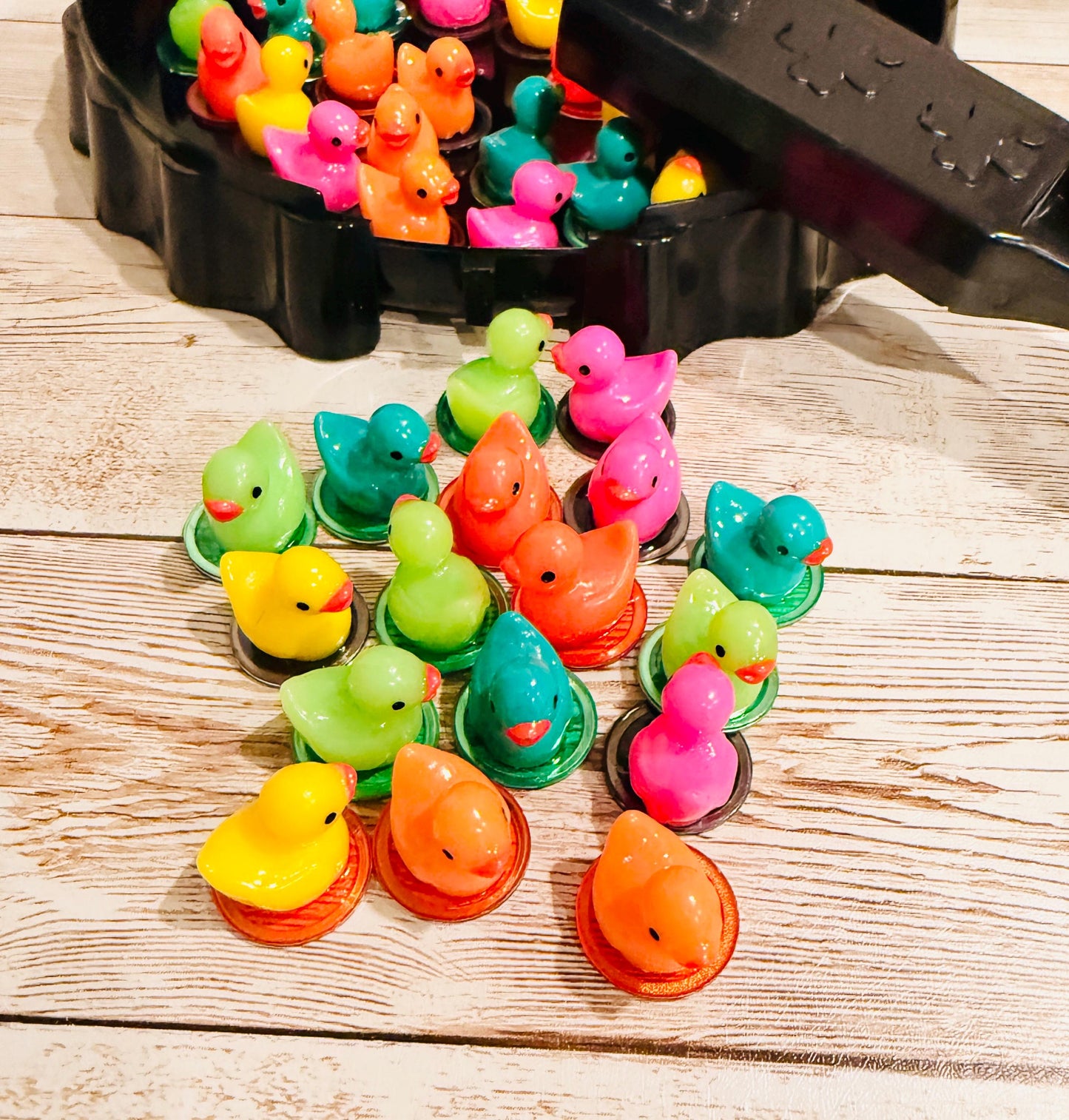 Fichas de Patitos con Pala Magnética y Corcholata Resin Colorful Filler Cards Duckies Chips with Magnetic Wand and Container