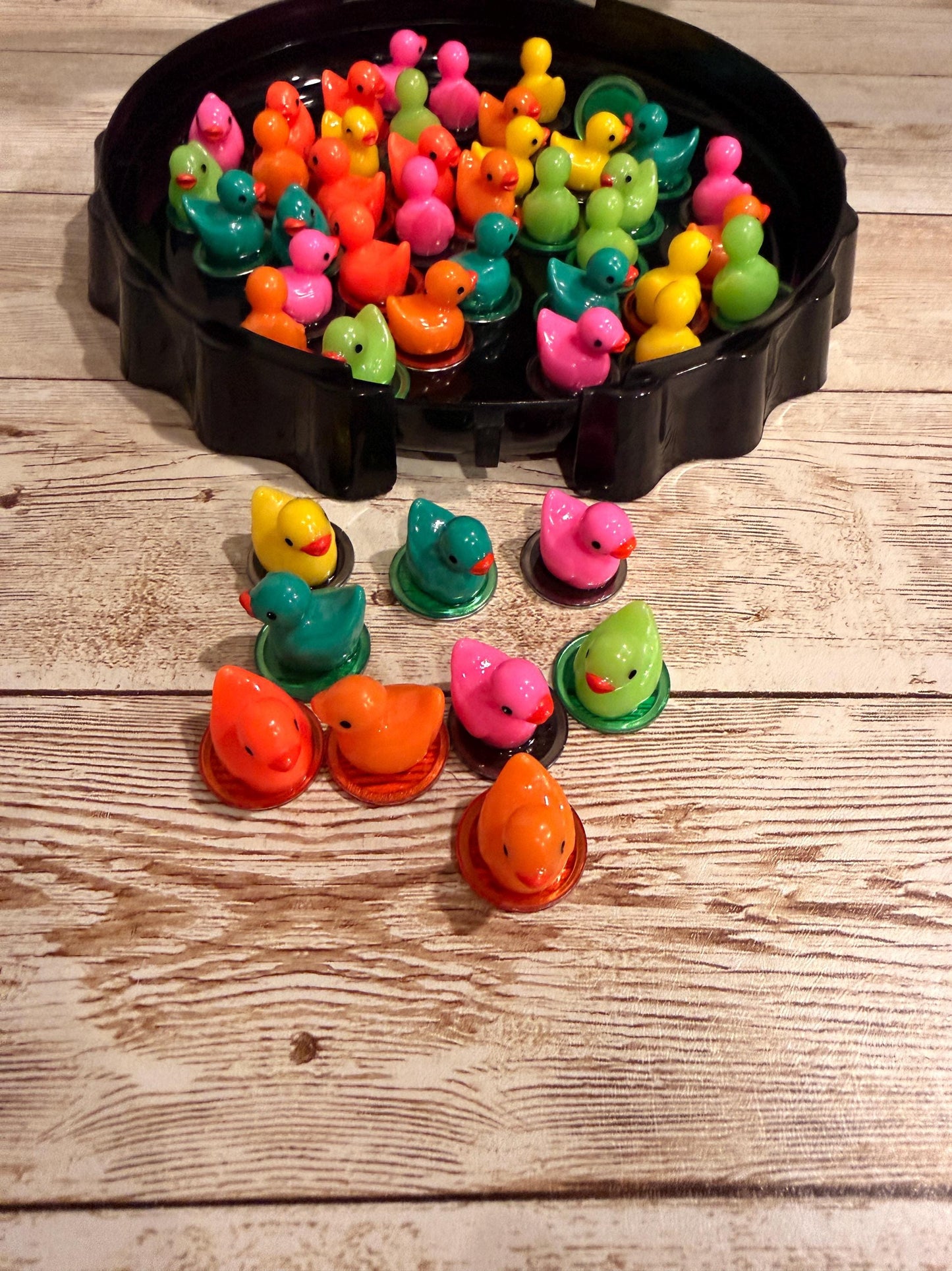 Fichas de Patitos con Pala Magnética y Corcholata Resin Colorful Filler Cards Duckies Chips with Magnetic Wand and Container