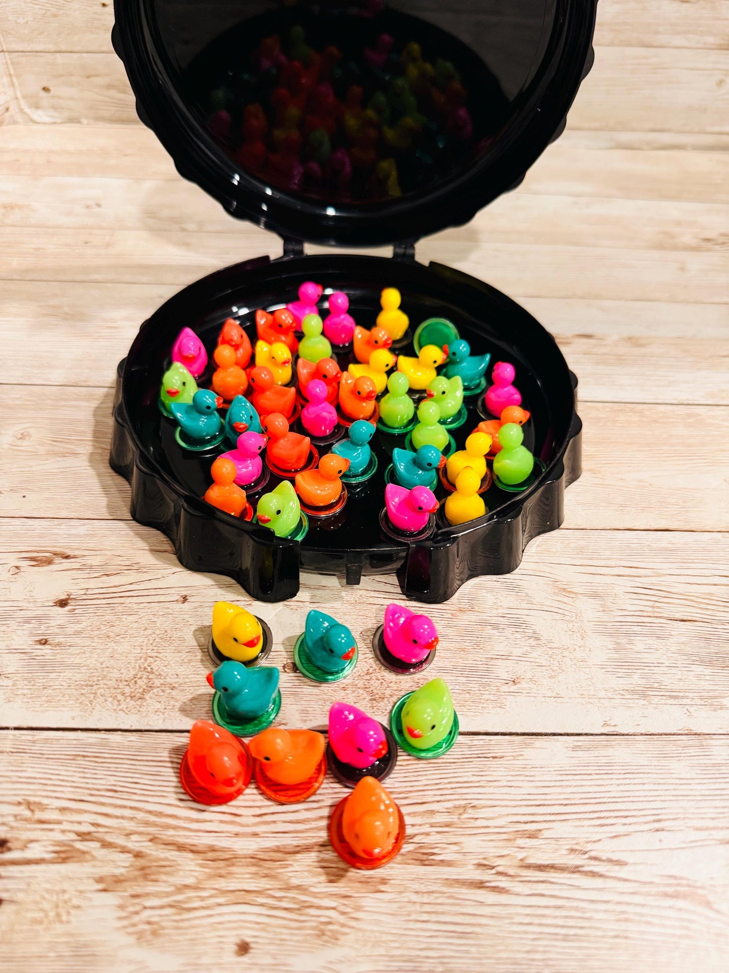 Fichas de Patitos con Pala Magnética y Corcholata Resin Colorful Filler Cards Duckies Chips with Magnetic Wand and Container